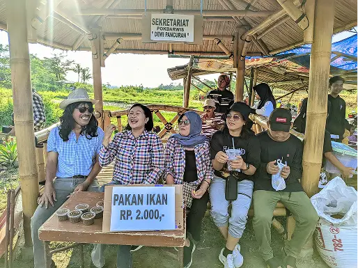 Keseruan pengunjung dan penjual di Pasar Sawah Lapanan Ngat Legi Kiringan Boyolali