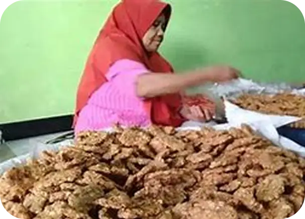 Ibu-ibu membuat dan menjual Mentho gorengan tradisional kedelai kelapa Boyolali